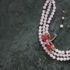 Unieke statement rozenkwartsketting met vintage broche op zijde