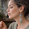 Rust & Spiritueel, veren oorbellen met lampwork glas en keramiek