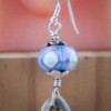 Rust & Spiritueel, veren oorbellen met lampwork glas en keramiek