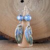 Rust & Spiritueel, veren oorbellen met lampwork glas en keramiek