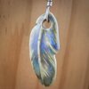 Rust & Spiritueel, veren oorbellen met lampwork glas en keramiek