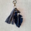 sleutelhanger, handgemaakt met leren kwart, denim veer en kralen. Ook te gebruiken als Bagcharm voor aan je tas