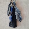 Sleutelhanger handgemaakt met leren kwast, kralen en denim veer. Ook te gebruiken als Bagcharm, tassenhanger