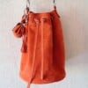 Suede Bucketbag, uniek, inclusief een bijpassende sleutelhanger met minitasje en flos.