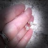 Unieke zilveren oorstekers met 6mm witte jade – minimalistisch & nikkelvrij