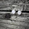 Unieke zilveren oorstekers met 6mm witte jade – minimalistisch & nikkelvrij