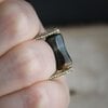 Aards & Mineral chic, handgeweven ring met blauwe tijgeroog edelsteen