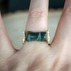 Aards & Mineral chic, handgeweven ring met blauwe tijgeroog edelsteen