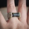 Aards & Mineral chic, handgeweven ring met blauwe tijgeroog edelsteen