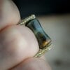 Aards & Mineral chic, handgeweven ring met blauwe tijgeroog edelsteen