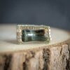 Aards & Mineral chic, handgeweven ring met blauwe tijgeroog edelsteen