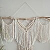 Crème kleurige macrame wandhanger.