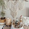 Crème kleurige macrame wandhanger.