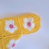 Gehaakt baby vestje | Bolero geel met wit en roze bloemen