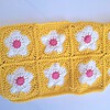 Gehaakt baby vestje | Bolero geel met wit en roze bloemen