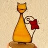 Gemberkleurige kat met houten standaard | Glas-in-lood | Handgemaakt | Tiffany-stijl