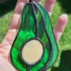 Glas-in-lood avocado | Handgemaakte raamhanger | Tiffany-techniek | Suncatcher | Glas-in-lood