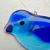 Glasfusing vogel hanger – handgemaakte glazen suncatcher voor raam of tuin – 11 x 6 cm