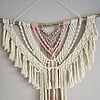 Grote macrame wandhanger,crème, beige roze.