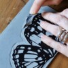 Hand Gedrukt T-Shirt, Beige Katoen, Zwarte Vlindervleugels en Verfspetters, Streetwear Casual