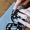 Hand Gedrukt T-Shirt, Beige Katoen, Zwarte Vlindervleugels en Verfspetters, Streetwear Casual