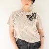 Hand Gedrukt T-Shirt, Beige Katoen, Zwarte Vlindervleugels en Verfspetters, Streetwear Casual