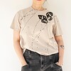 Hand Gedrukt T-Shirt, Beige Katoen, Zwarte Vlindervleugels en Verfspetters, Streetwear Casual