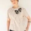 Hand Gedrukt T-Shirt, Beige Katoen, Zwarte Vlindervleugels en Verfspetters, Streetwear Casual