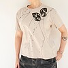 Hand Gedrukt T-Shirt, Beige Katoen, Zwarte Vlindervleugels en Verfspetters, Streetwear Casual