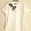 Hand Gedrukt T-Shirt, Wit Katoen met Zwarte Vlindervleugels en Verfspetters, Streetwear Casual