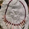 Ketting met roze bergkristal staafjes en granaatdruppels