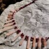 Ketting met roze bergkristal staafjes en granaatdruppels