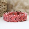 Koraal Vetleer Halsband | Robuuste vlecht | Maat XS 23-27 cm