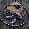 Handgemaakte Miyuki kralenketting met bladeren – zwart, wit en paars | Statement ketting