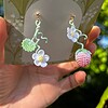 Micro gehaakte aardbei oorbellen met bloemen en blaadjes