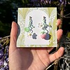 Micro gehaakte aardbei oorbellen met bloemen en blaadjes