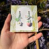 Micro gehaakte aardbei oorbellen met bloemen en blaadjes