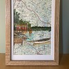Origineel kunstwerk op kaart Zweden – Lakeside Cabin – handgeschilderd acryl, ingelijst 23 x 33 cm (ca. A4) uniek