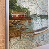 Origineel kunstwerk op kaart Zweden – Lakeside Cabin – handgeschilderd acryl, ingelijst 23 x 33 cm (ca. A4) uniek
