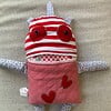 Rood zorgenvriendje met hartjes