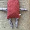 Rood zorgenvriendje met hartjes