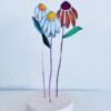 Set van handgemaakte glas-in-loodmadeliefjes met een houten standaard | Tiffany