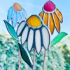 Set van handgemaakte glas-in-loodmadeliefjes met een houten standaard | Tiffany