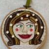 Wandhanger met een mooie geborduurde meisje