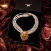 Witte koraalketting met antieke broche - uniek stuk