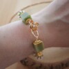 Zachtgroen & Cottagecore, wire wrapped armband met giethars en gekraalde kralen