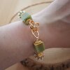 Zachtgroen & Cottagecore, wire wrapped armband met giethars en gekraalde kralen
