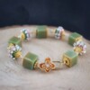 Zachtgroen & Cottagecore, wire wrapped armband met giethars en gekraalde kralen
