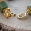 Zachtgroen & Cottagecore, wire wrapped armband met giethars en gekraalde kralen