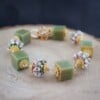 Zachtgroen & Cottagecore, wire wrapped armband met giethars en gekraalde kralen